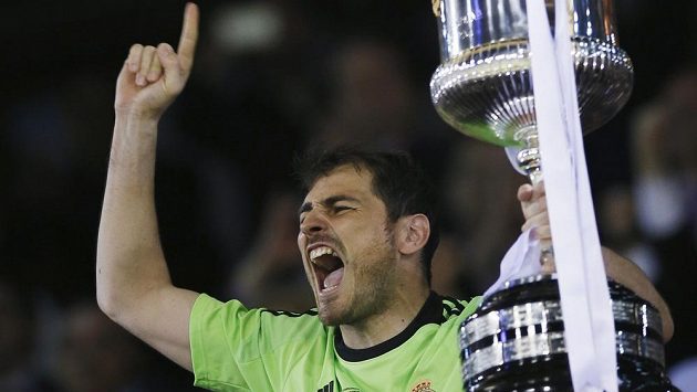 Kapitán Realu Iker Casillas s trofejí pro vítěze Copa del Rey. Kapitán Realu Iker Casillas s trofejí pro vítěze Copa del Rey.