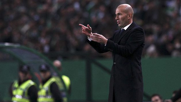 Zinedine Zidane uděluje taktické pokyny. Zinedine Zidane uděluje taktické pokyny.