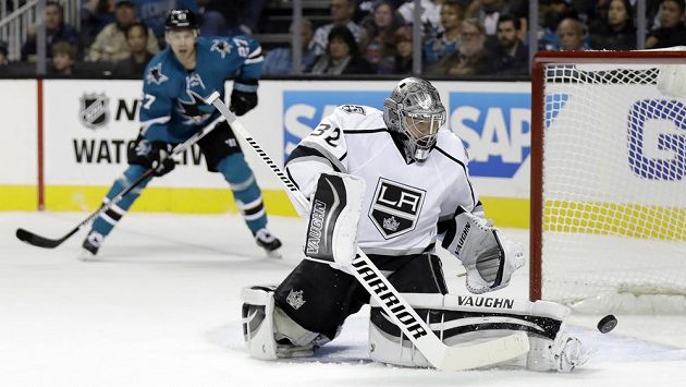 Brankář Los Angeles Jonathan Quick zasahuje v zápase se San Jose. Brankář Los Angeles Jonathan Quick zasahuje v zápase se San Jose.