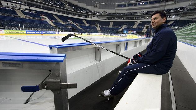 Trenér Vladimír Růžička před tréninkem, ke kterému hráči české reprezentace nastoupili poprvé v Minsk Areně v Minsku před sobotním semifinále mistrovství světa hokejistů proti Finsku. Trenér Vladimír Růžička před tréninkem, ke kterému hráči české reprezentace nastoupili poprvé v Minsk Areně v Minsku před sobotním semifinále mistrovství světa hokejistů proti Finsku.