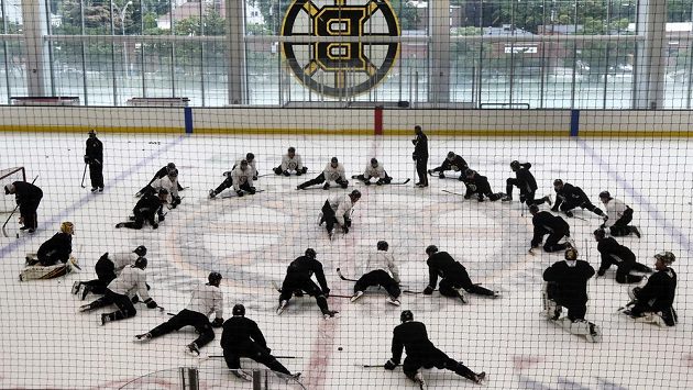 Bostonští hokejisté během přípravného kempu. Bostonští hokejisté během přípravného kempu.