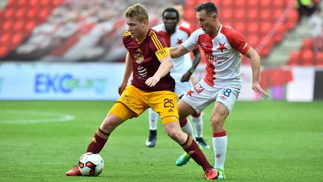 Zleva Michal Bezpalec z Dukly a Jan Bořil ze Slavie. Zleva Michal Bezpalec z Dukly a Jan Bořil ze Slavie.