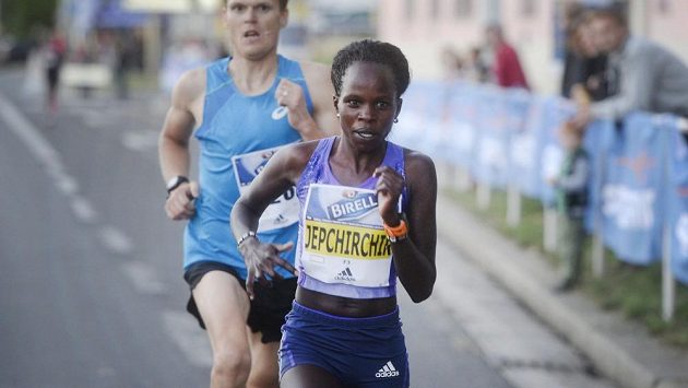 Peres Jepchirchirová, nejrychlejší půlmaratónkyně světa, běhala také v Praze. Peres Jepchirchirová, nejrychlejší půlmaratónkyně světa, běhala také v Praze.