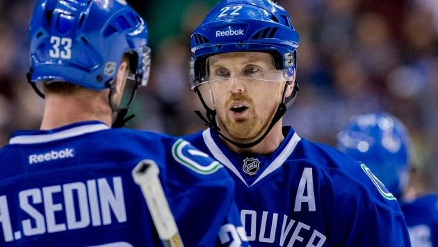 Daniel Sedin (vpravo) hovoří v utkání NHL s bratrem Henrikem. Daniel Sedin (vpravo) hovoří v utkání NHL s bratrem Henrikem.