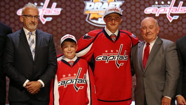 Jakub Vrána (druhý zprava) šel při letošním draftu na řadu jako třináctý. Jakub Vrána (druhý zprava) šel při letošním draftu na řadu jako třináctý.