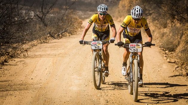 Jaroslav Kulhavý (vlevo) a Švýcar Christoph Sauser klesli po defektu v JAR na druhou příčku. Jaroslav Kulhavý (vlevo) a Švýcar Christoph Sauser klesli po defektu v JAR na druhou příčku.