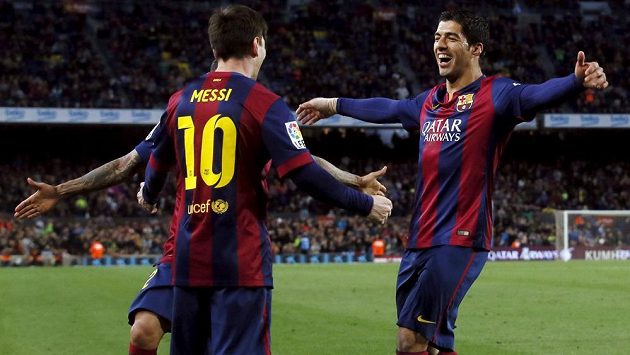 Barcelonský útočník Luis Suárez (vpravo) slaví se spoluhráčem Lionelem Messim gól proti Almeríi v utkání 30. kola španělské La Ligy. Barcelonský útočník Luis Suárez (vpravo) slaví se spoluhráčem Lionelem Messim gól proti Almeríi v utkání 30. kola španělské La Ligy.