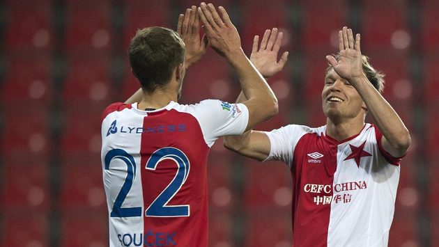 Zprava Mick van Buren ze Slavie přijímá gratulaci k jednomu ze svých dvou gólů od Tomáše Součka ze Slavie. Zprava Mick van Buren ze Slavie přijímá gratulaci k jednomu ze svých dvou gólů od Tomáše Součka ze Slavie.