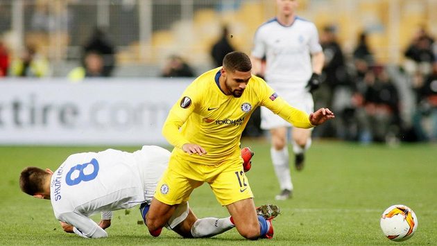 Záložník Chelsea Ruben Loftus-Cheek (ve žlutém) je zraněný a za anglickou reprezentaci si proti Česku nezahraje. Záložník Chelsea Ruben Loftus-Cheek (ve žlutém) je zraněný a za anglickou reprezentaci si proti Česku nezahraje.