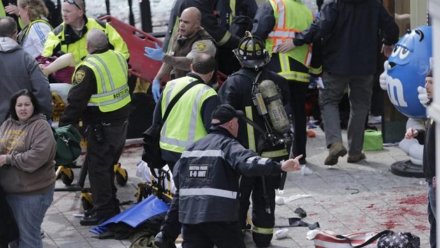 Bostonští záchranáři pomáhají zraněným. Bostonští záchranáři pomáhají zraněným.