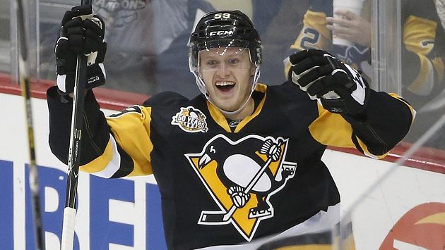 Útočník Pittsburghu Jake Guentzel oslavuje svůj první gól proti New Yorku Rangers, který vstřelil hned při svém prvním střídání v NHL. Útočník Pittsburghu Jake Guentzel oslavuje svůj první gól proti New Yorku Rangers, který vstřelil hned při svém prvním střídání v NHL.