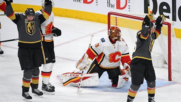 Český útočník týmu Vegas Golden Knights Tomáš Nosek (vlevo) se spolu s Erikem Haulou (56) raduje s gólu proti Calgary. Český útočník týmu Vegas Golden Knights Tomáš Nosek (vlevo) se spolu s Erikem Haulou (56) raduje s gólu proti Calgary.