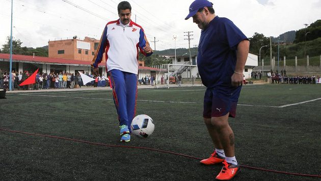 Slavný Diego Maradona (vpravo) sledoval při nedávné návštěvě Venezuely fotbalové umění prezidenta Nicolase Madura. Slavný Diego Maradona (vpravo) sledoval při nedávné návštěvě Venezuely fotbalové umění prezidenta Nicolase Madura.