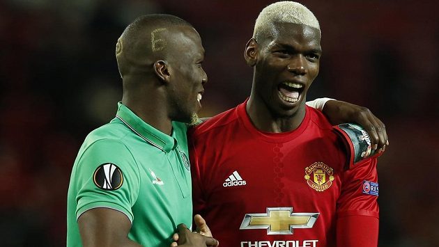 Paul Pogba z Manchesteru United a Florentin Pogba z týmu St. Etienne během utkání Evropské ligy na Old Trafford. Paul Pogba z Manchesteru United a Florentin Pogba z týmu St. Etienne během utkání Evropské ligy na Old Trafford.