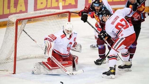 Brankář Olomouce Branislav Konrád zasahuje v utkání se Spartou. Brankář Olomouce Branislav Konrád zasahuje v utkání se Spartou.