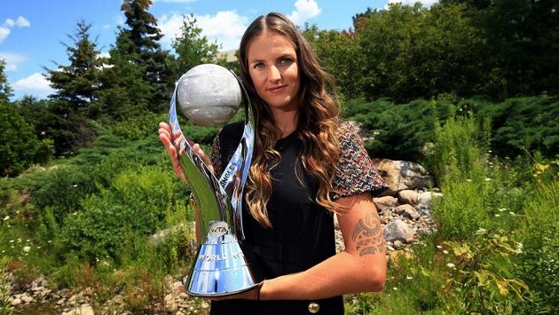 Karolína Plíšková s trofejí WTA pro světovou tenisovou jedničku. Karolína Plíšková s trofejí WTA pro světovou tenisovou jedničku.