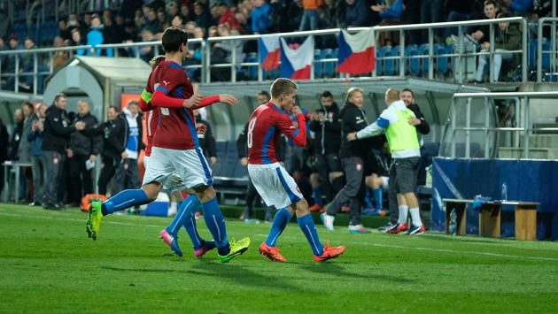Michal Sadílek (vpravo) se raduje ze své trefy do sítě Rakouska. Michal Sadílek (vpravo) se raduje ze své trefy do sítě Rakouska.
