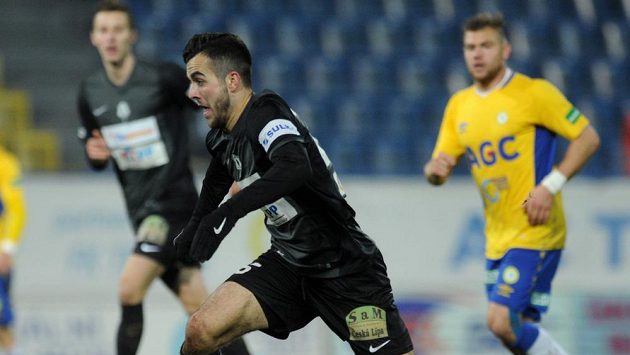Jablonecký záložník Martin Pospíšil (vpředu) během zápasu v Teplicích. Jablonecký záložník Martin Pospíšil (vpředu) během zápasu v Teplicích.