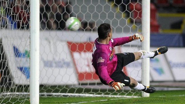 Brankář Jablonce Michal Špit inkasuje v Plzni gól z penalty. Brankář Jablonce Michal Špit inkasuje v Plzni gól z penalty.