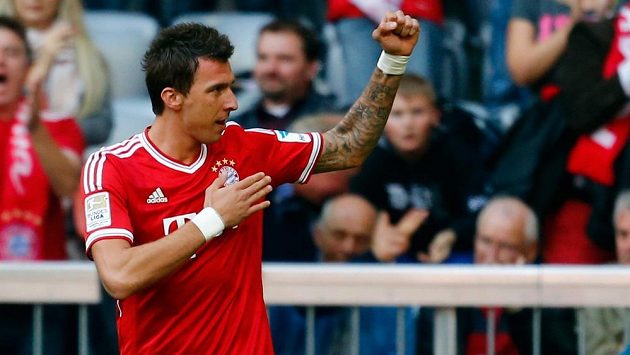 Útočník Bayernu Mnichov Mario Mandžukič oslavuje jednu ze svých branek v zápase s Herthou Berlín. Útočník Bayernu Mnichov Mario Mandžukič oslavuje jednu ze svých branek v zápase s Herthou Berlín.