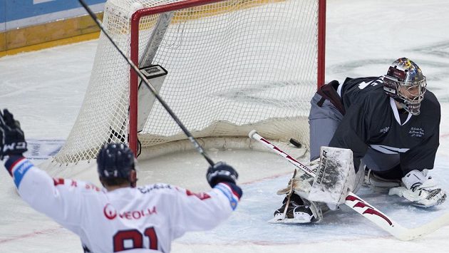 Bezmoc brankáře Sparty Tomáše Pöpperleho po inkasovaném gólu z hole Michaela Vandase z Vítkovic. Bezmoc brankáře Sparty Tomáše Pöpperleho po inkasovaném gólu z hole Michaela Vandase z Vítkovic.