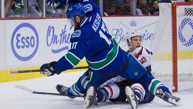 Zadák Washingtonu Steve Oleksy (vpravo) se ocitl na ledě po střetu s Ryanem Keslerem z Vancouveru. Zadák Washingtonu Steve Oleksy (vpravo) se ocitl na ledě po střetu s Ryanem Keslerem z Vancouveru.