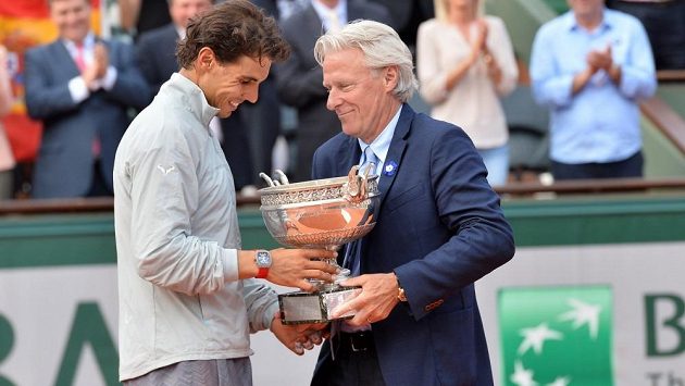 Giganti z Roland Garros. Někdejší tenisový šampión Björn Borg (vpravo) předává vítěznou trofej současnému antukovému králi Španělu Rafaelu Nadalovi. Giganti z Roland Garros. Někdejší tenisový šampión Björn Borg (vpravo) předává vítěznou trofej současnému antukovému králi Španělu Rafaelu Nadalovi.