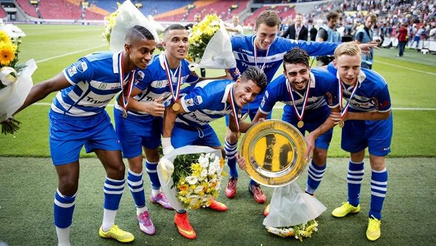Fotbalisté Zwolle s trofejí Johana Cruijffa pro vítěze nizozemského Superpoháru. Fotbalisté Zwolle s trofejí Johana Cruijffa pro vítěze nizozemského Superpoháru.