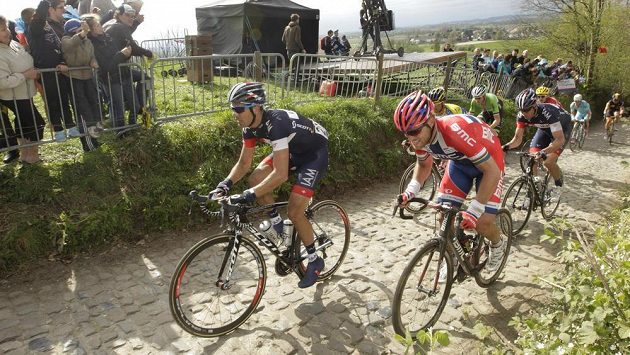 Nor Thor Hushovd (vpravo) a Kevyn Ista z Belgie na trati závodu Kolem Flander, který často vede po nerovném terénu a po úzkých silnicích. Nor Thor Hushovd (vpravo) a Kevyn Ista z Belgie na trati závodu Kolem Flander, který často vede po nerovném terénu a po úzkých silnicích.