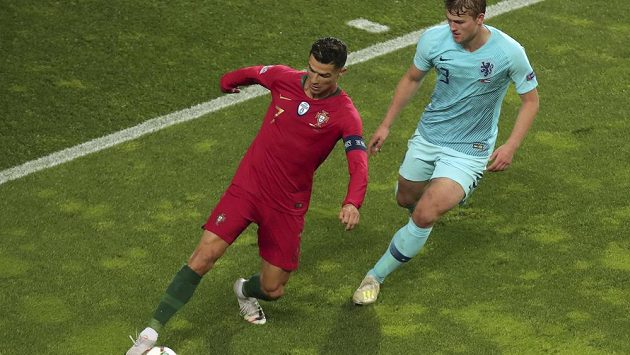 Nizozemský reprezentant Matthijs de Ligt (vpravo) v souboji s Portugalcem Cristianem Ronaldem. Brzy by se tito dva fotbalisté mohli stát spoluhráči v Juventusu Turín. Nizozemský reprezentant Matthijs de Ligt (vpravo) v souboji s Portugalcem Cristianem Ronaldem. Brzy by se tito dva fotbalisté mohli stát spoluhráči v Juventusu Turín.