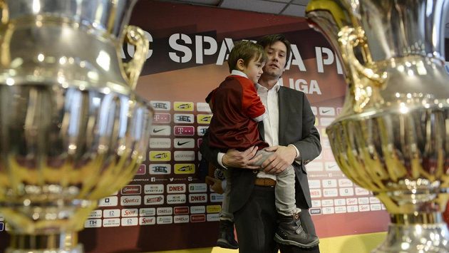 Fotbalový záložník a bývalý kapitán české reprezentace Tomáš Rosický se synem na tiskové konferenci, kde oznámil ukončení své hráčské kariéry. Fotbalový záložník a bývalý kapitán české reprezentace Tomáš Rosický se synem na tiskové konferenci, kde oznámil ukončení své hráčské kariéry.