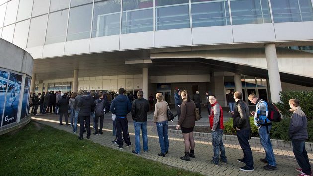 Fronty u pokladen pražské O2 arény. Fronty u pokladen pražské O2 arény.