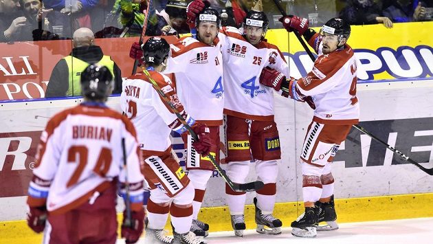 Hokejisté Olomouce se radují z gólu během extraligového utkání. Hokejisté Olomouce se radují z gólu během extraligového utkání.