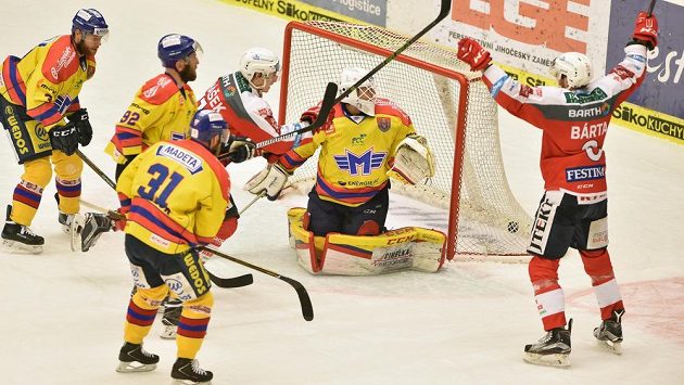 Pardubický hokejista Michal Bárta se raduje ze vstřeleného gólu na ledě Českých Budějovic v utkání 11. kola baráže o hokejovou extraligu. Brankář Petr Kváča nestačil zasáhnout. Pardubický hokejista Michal Bárta se raduje ze vstřeleného gólu na ledě Českých Budějovic v utkání 11. kola baráže o hokejovou extraligu. Brankář Petr Kváča nestačil zasáhnout.