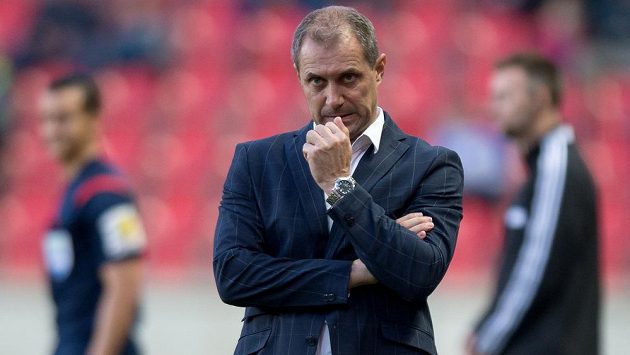 Roman Pivarník přebírá plzeňské fotbalisty. Roman Pivarník přebírá plzeňské fotbalisty.