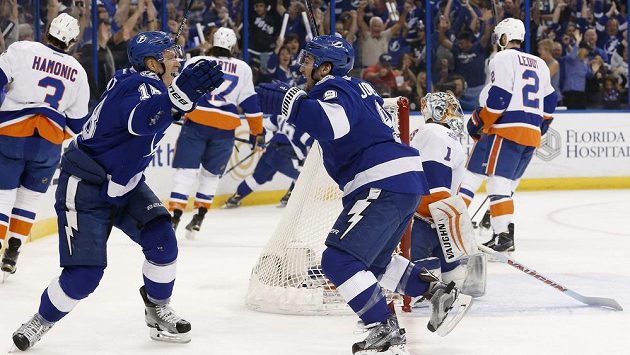 Český útočník Ondřej Palát (18) z Tampy Bay oslavuje gól Tylera Johnsona (9) v zápase NHL proti New Yorku Islanders. Český útočník Ondřej Palát (18) z Tampy Bay oslavuje gól Tylera Johnsona (9) v zápase NHL proti New Yorku Islanders.
