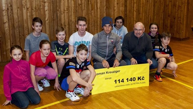 Roman Kreuziger s Václavem Novákem, trenérem juniorů SK Petřín Plzeň, a několika jeho svěřenci. Roman Kreuziger s Václavem Novákem, trenérem juniorů SK Petřín Plzeň, a několika jeho svěřenci.