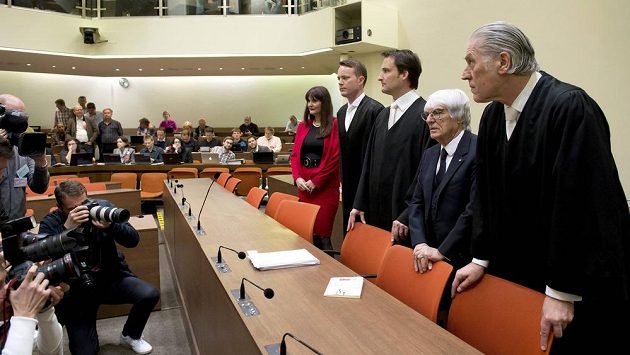 Bernie Ecclestone (druhý zprava) se svými právníky před začátkem soudního jednání v Mnichově. Bernie Ecclestone (druhý zprava) se svými právníky před začátkem soudního jednání v Mnichově.
