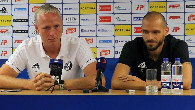 Trenér Olomouce Václav Jílek a kapitán Michal Vepřek na tiskové konferenci před úvodním utkánim 3. předkola fotbalové Evropské ligy. Trenér Olomouce Václav Jílek a kapitán Michal Vepřek na tiskové konferenci před úvodním utkánim 3. předkola fotbalové Evropské ligy.