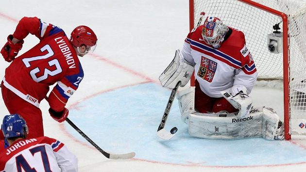 Roman Ljubimov z Ruska se pokouší překonat českého brankáře Dominika Furcha. Roman Ljubimov z Ruska se pokouší překonat českého brankáře Dominika Furcha.