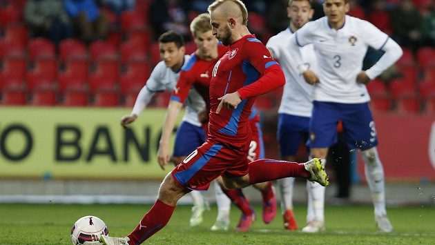 Jiří Skalák střílí z penalty vítězný gól v přátelském duelu jednadvacítky s Portugalskem. Jiří Skalák střílí z penalty vítězný gól v přátelském duelu jednadvacítky s Portugalskem.