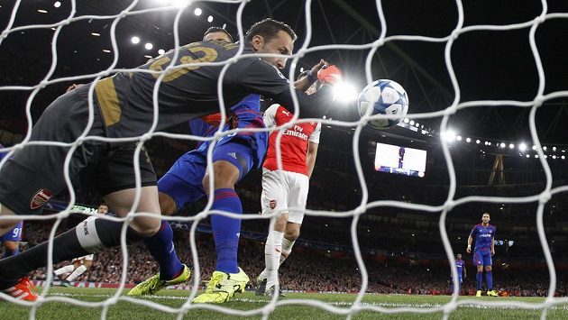 Brankář Arsenalu David Ospina chyboval v utkání proti Olympiakosu Pireus a soupeři pomohl ke snadnému gólu. Brankář Arsenalu David Ospina chyboval v utkání proti Olympiakosu Pireus a soupeři pomohl ke snadnému gólu.