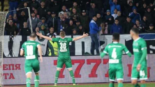 Obránce Ludogorce Cosmin Moți oslavuje proměněnou penaltu před domácími fanoušky klubu Levski Sofia. Obránce Ludogorce Cosmin Moți oslavuje proměněnou penaltu před domácími fanoušky klubu Levski Sofia.