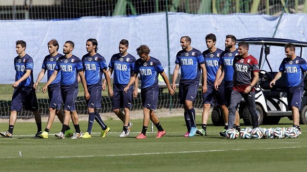 Italská fotbalová reprezentace během tréninku v Mangaratibě. Italská fotbalová reprezentace během tréninku v Mangaratibě.