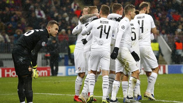 Brankář CSKA Igor Akinfejev sleduje radost plzeňských fotbalistů během utkání Ligy mistrů. Brankář CSKA Igor Akinfejev sleduje radost plzeňských fotbalistů během utkání Ligy mistrů.