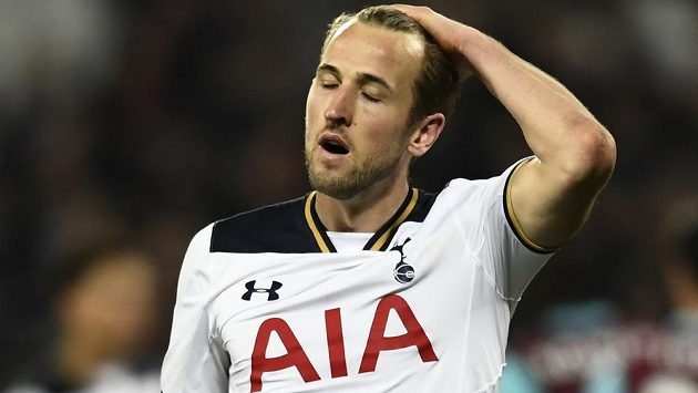 Zklamaný střelec Tottenhamu Harry Kane. Proti West Hamu se ani on neprosadil a sny o titulu se Spurs rozplývají. Zklamaný střelec Tottenhamu Harry Kane. Proti West Hamu se ani on neprosadil a sny o titulu se Spurs rozplývají.