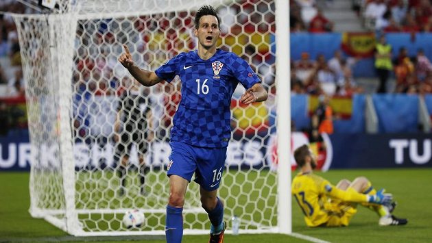 Chorvat Nikola Kalinič se raduje z gólu proti Španělům na EURO 2016. Chorvat Nikola Kalinič se raduje z gólu proti Španělům na EURO 2016.