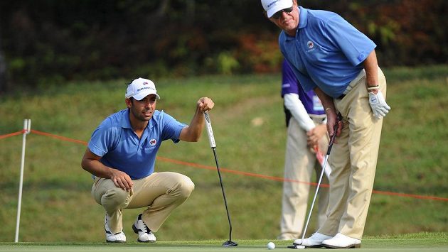 Dánský golfista Thorbjorn Olesen (vlevo) a Španěl Miguel Angel Jimenez na turnaji Eurasia Cup v Malajsii. Dánský golfista Thorbjorn Olesen (vlevo) a Španěl Miguel Angel Jimenez na turnaji Eurasia Cup v Malajsii.