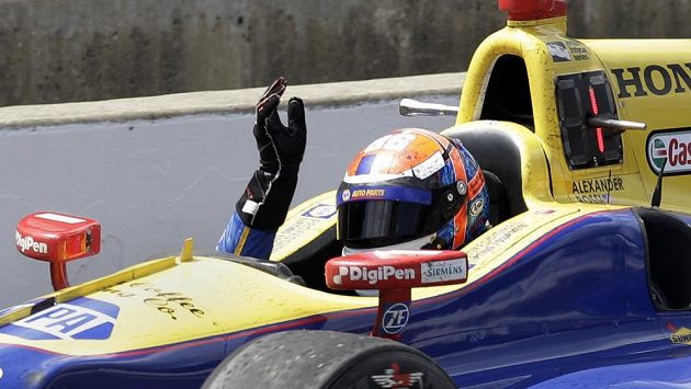 Američan Alexander Rossi jásá po triumfu ve 100. ročníku 500 mil v Indianapolis. Američan Alexander Rossi jásá po triumfu ve 100. ročníku 500 mil v Indianapolis.