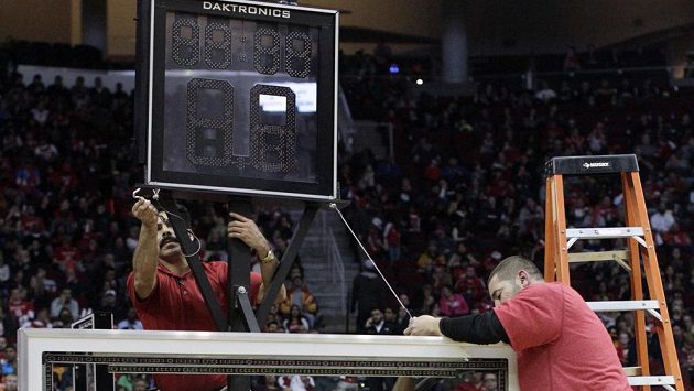 Zkřivená obroučka způsobila zhruba půlhodinovou prodlevu duelu mezi Houstonem a Washingtonem. Zkřivená obroučka způsobila zhruba půlhodinovou prodlevu duelu mezi Houstonem a Washingtonem.